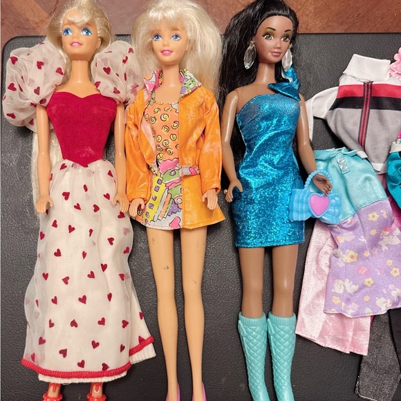 Barbie and clothes bundle - Picture 2 of 5